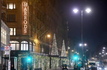 Vitrines de Natal de Londres PARTE 2 – Harrods faz parceria com a Burberry e apresenta “Um Conto de Fadas Muito Britânico”